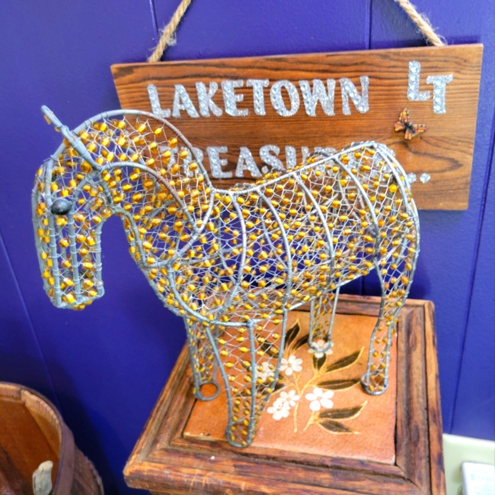 Unique rare Vintage metal beaded horse adorable great condition-yellow/silver